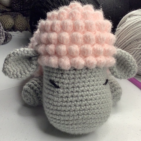 Handmade sleeping sheep Amigurumi in pink and gray crochet bobble stitch sheep - Picture 4 of 4